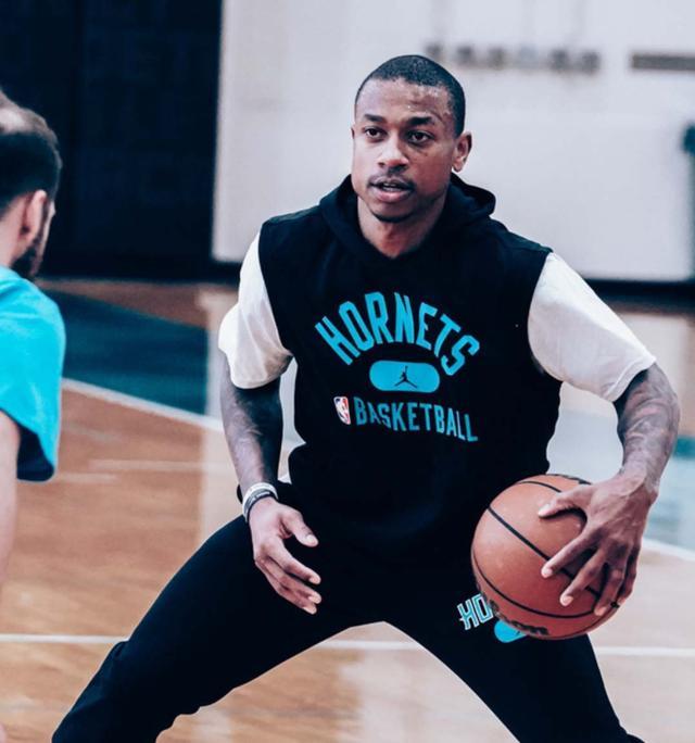 通过交易或 通过交易或