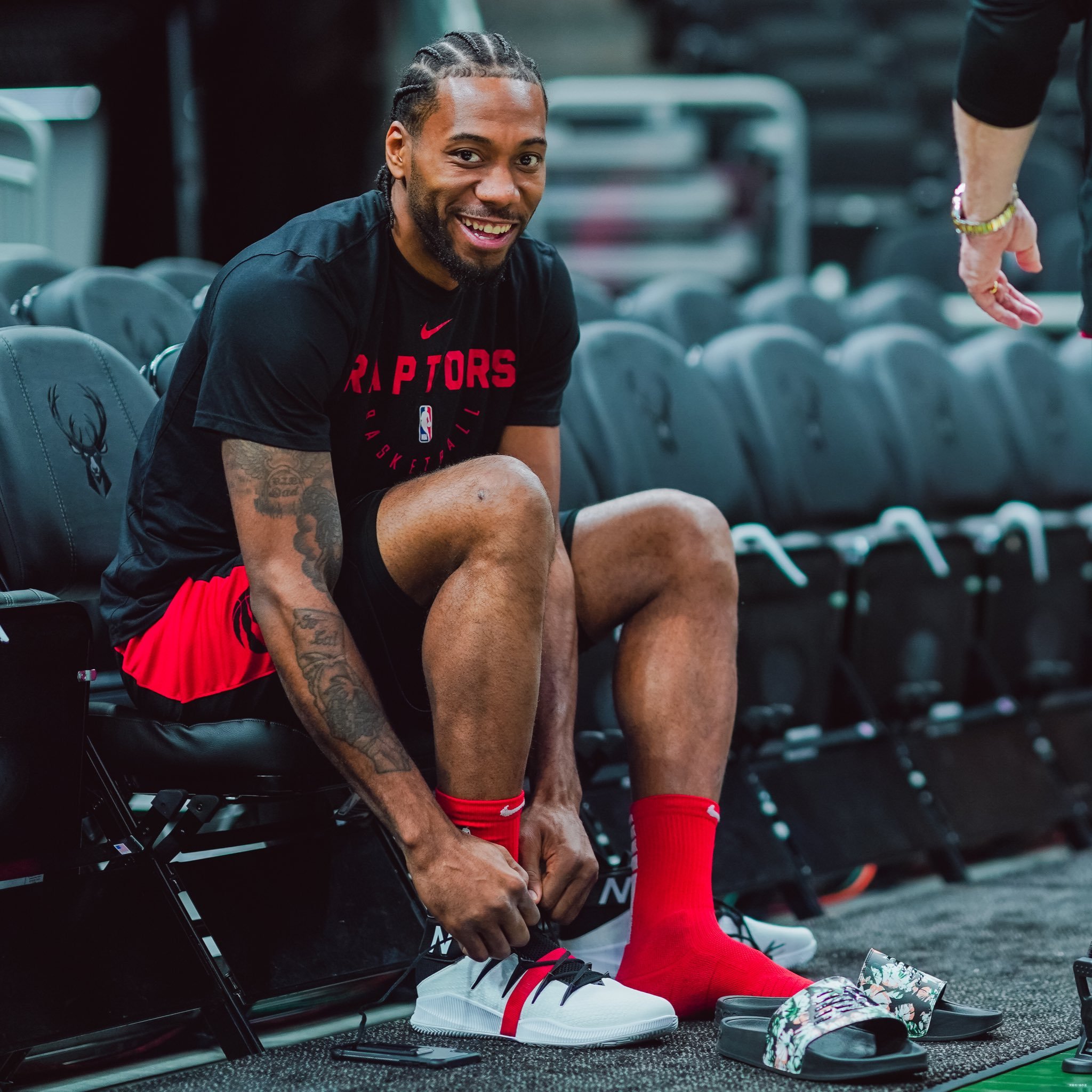 这是真饿了，太阳报：哈兰德赛后买了近70个芝士汉堡请全队吃