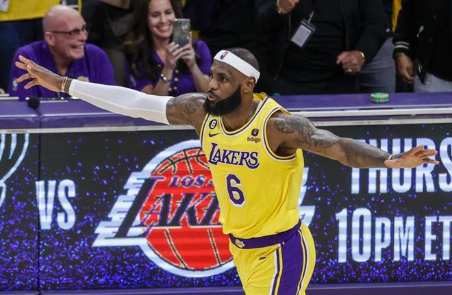 开场，胡明轩 妙传莫兰德 轻松暴扣，打开得分账户CBA